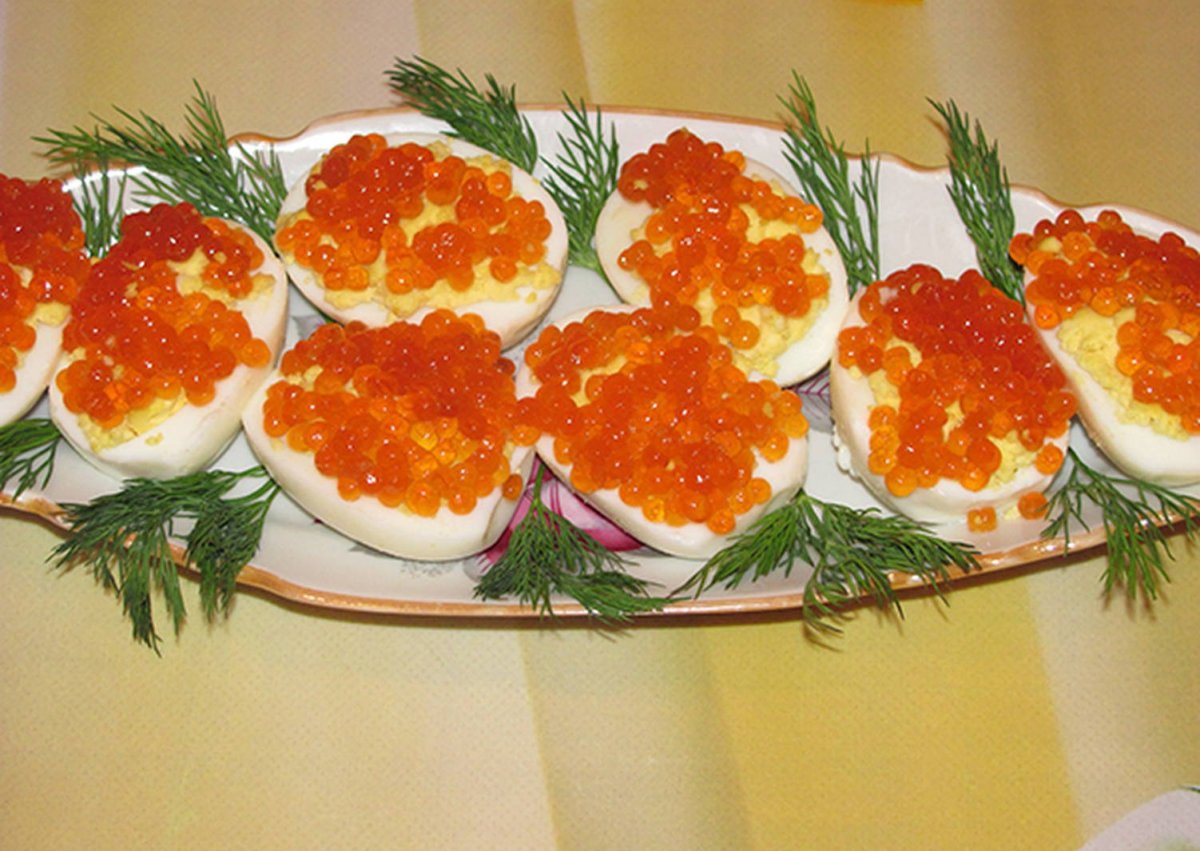 Яйца фаршир икрой