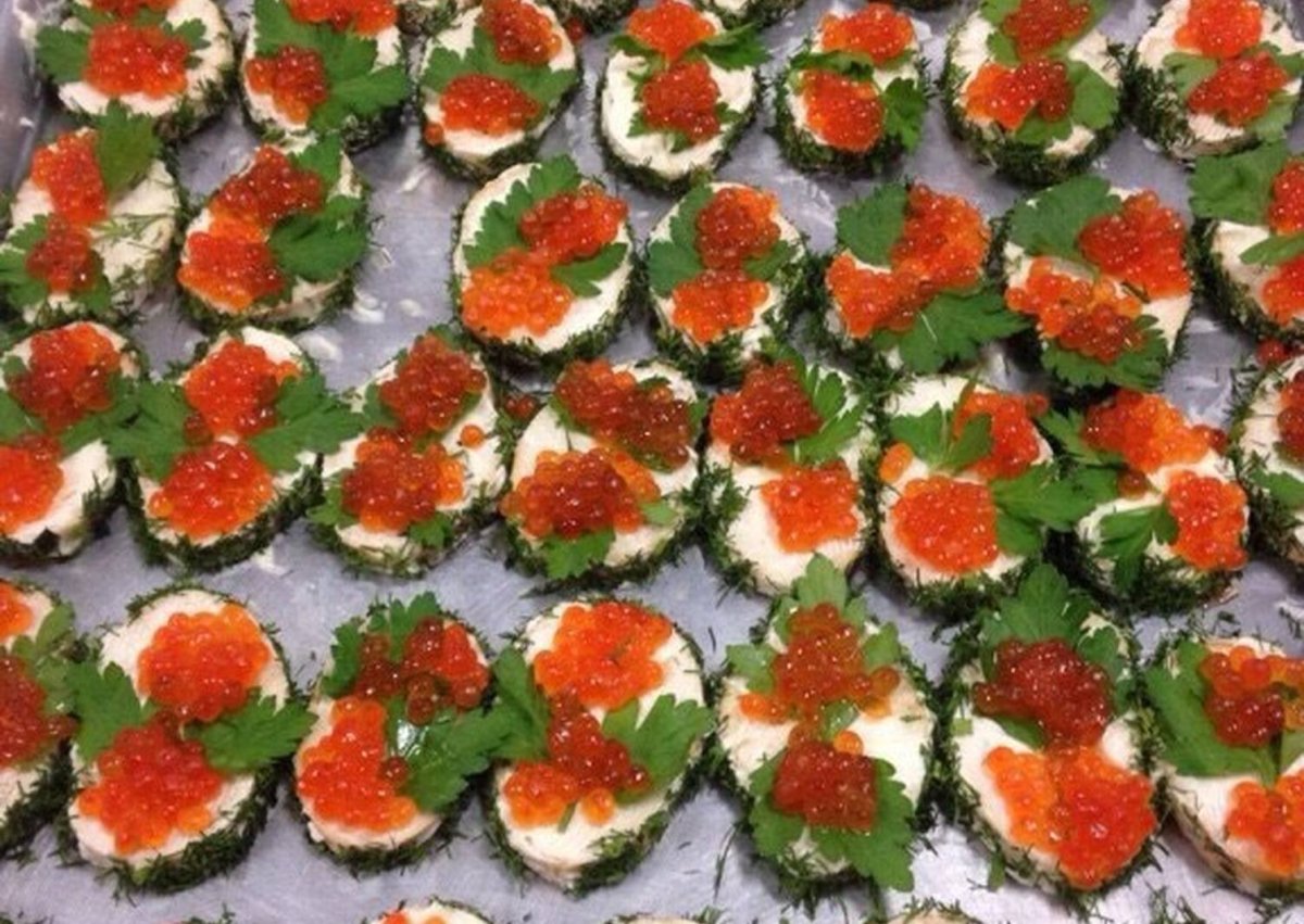 Закуски с красной икрой на праздничный стол