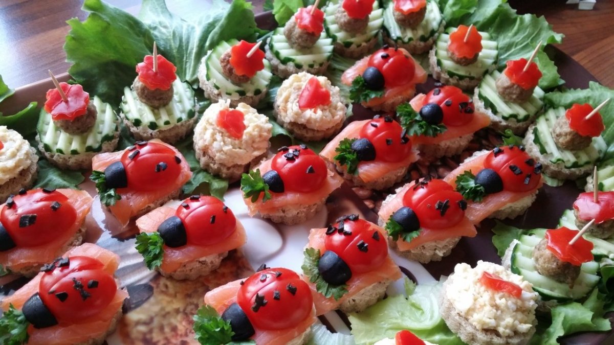 Канапе «Божья коровка» с маслинами