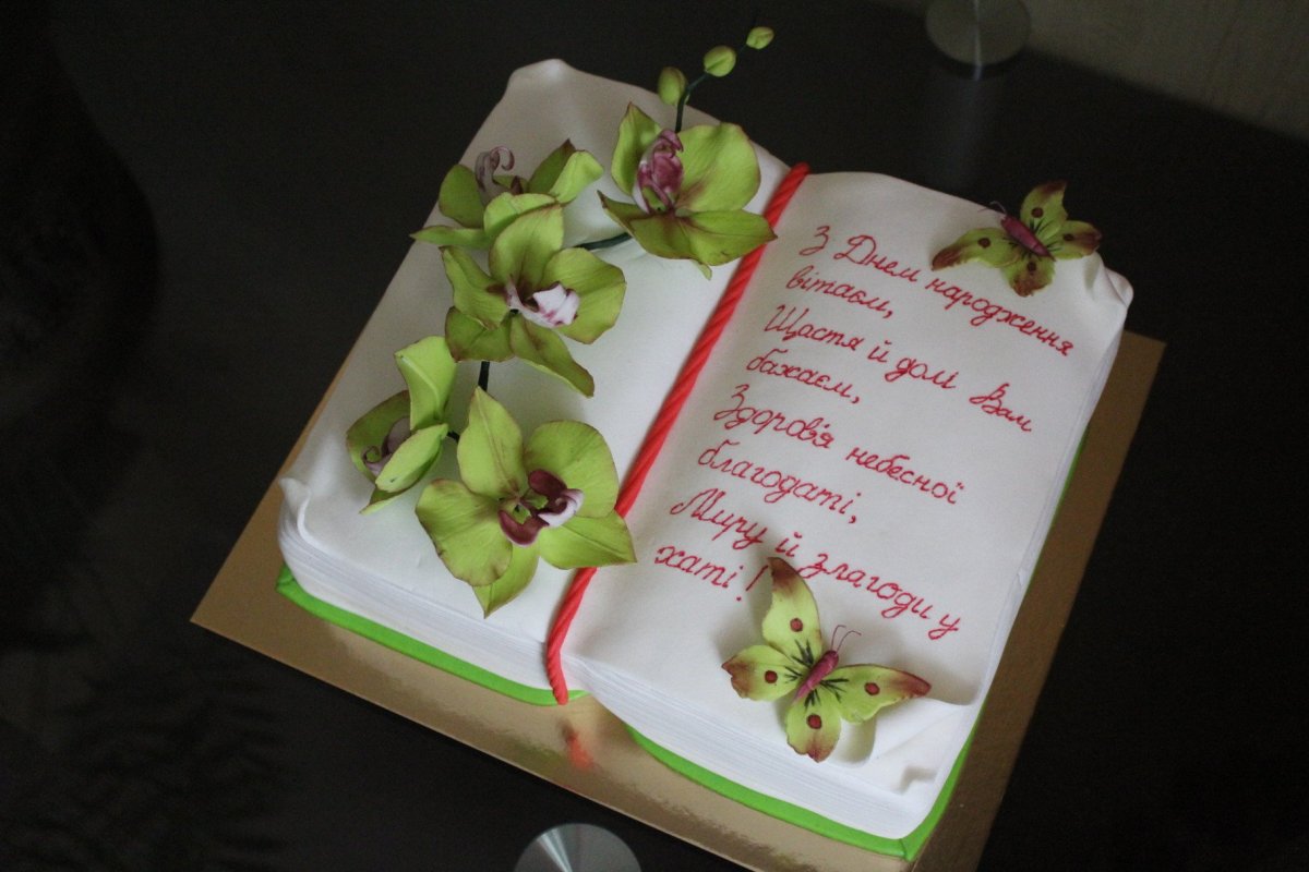 Торт в виде книги