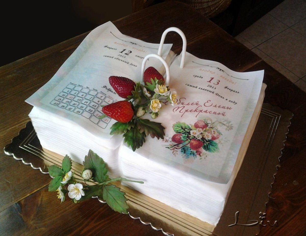 Торт в виде раскрытой книги