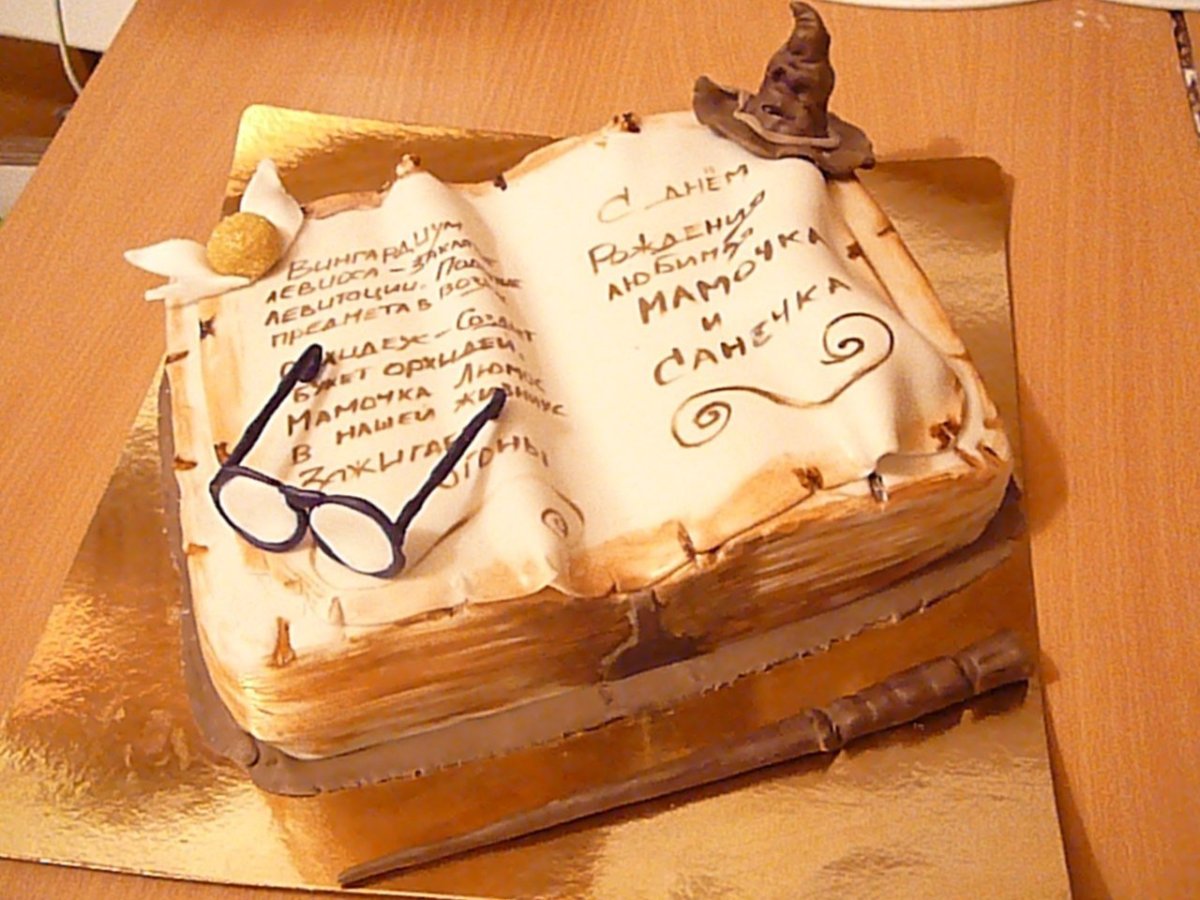 Торт в виде стопки книг