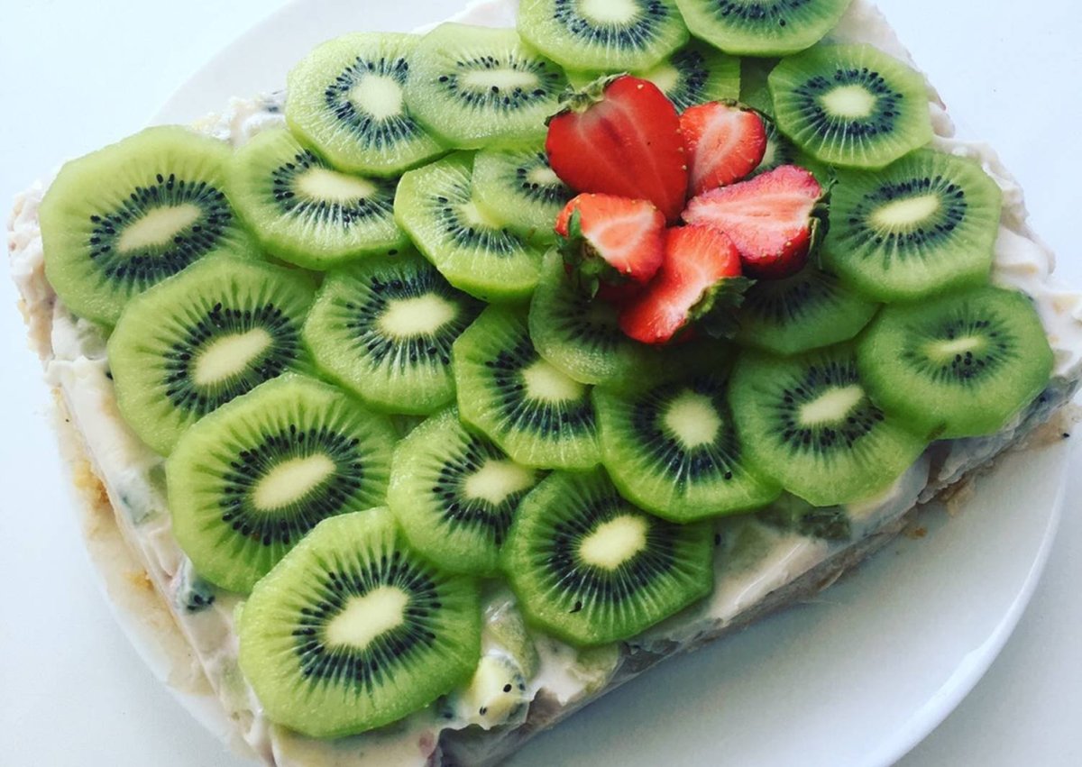 Торт с киви и клубникой