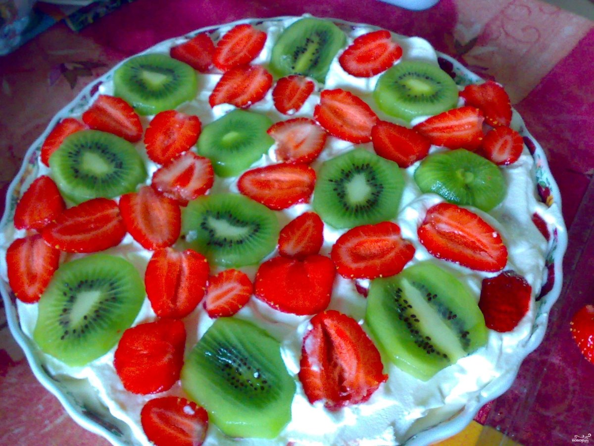 Украшение торта клубникой и киви