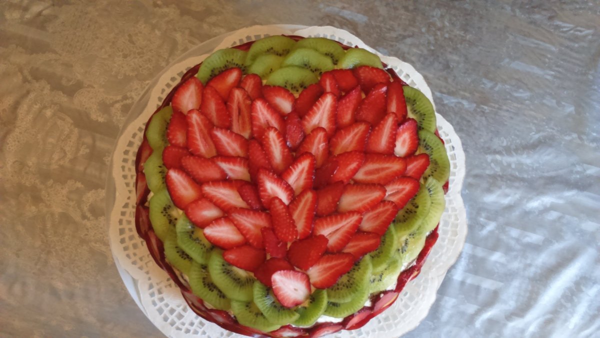 Йогуртовый торт с клубникой и киви