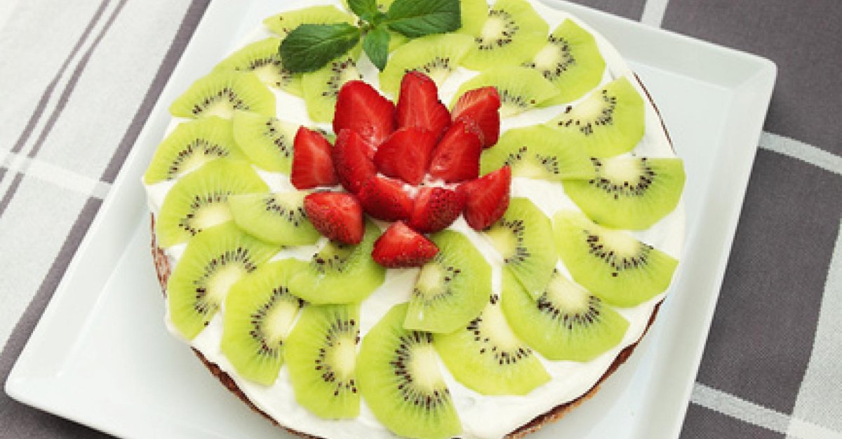 Украшение торта клубникой и киви