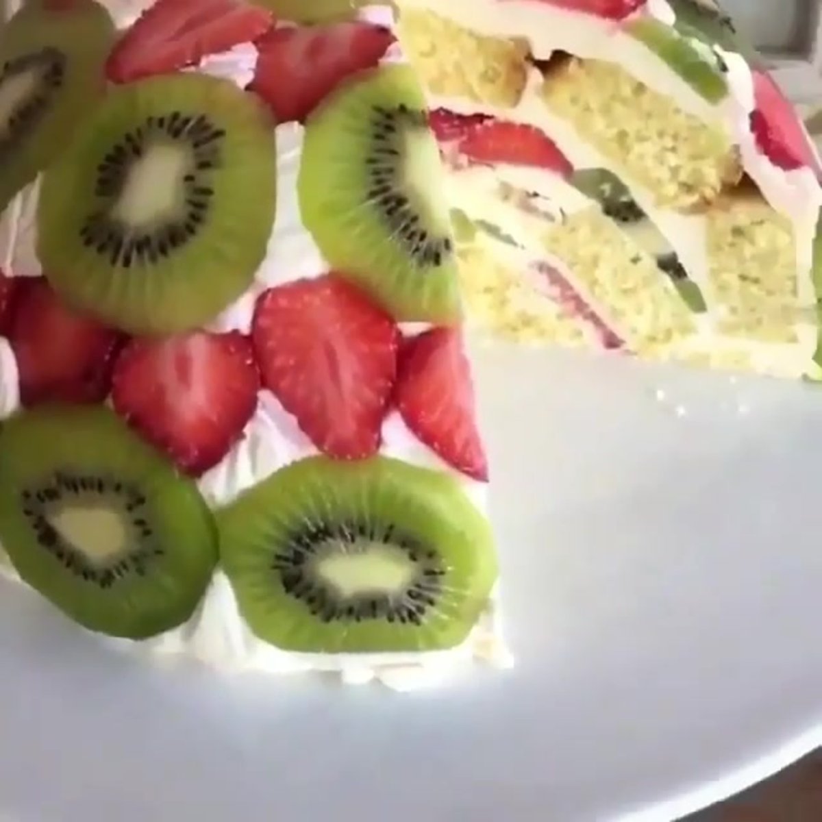 Торт с малиной и киви