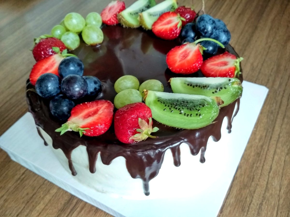 Украшение торта клубникой и киви