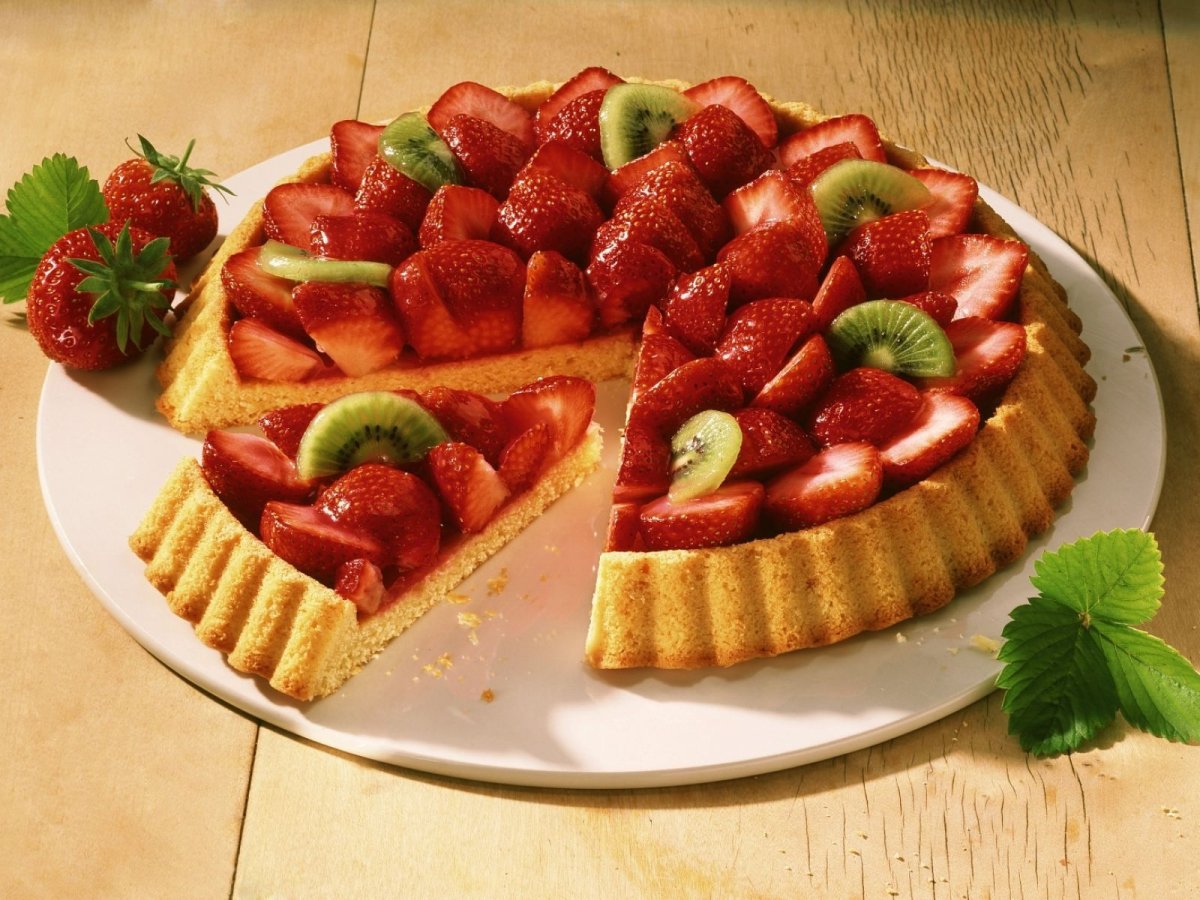 Украшение торта фруктами и желе