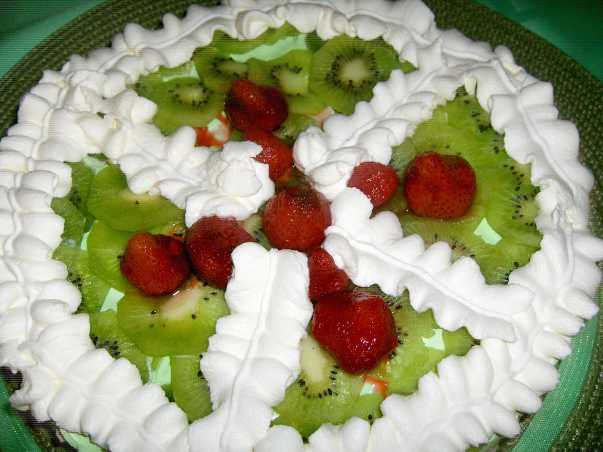 Украшение торта киви