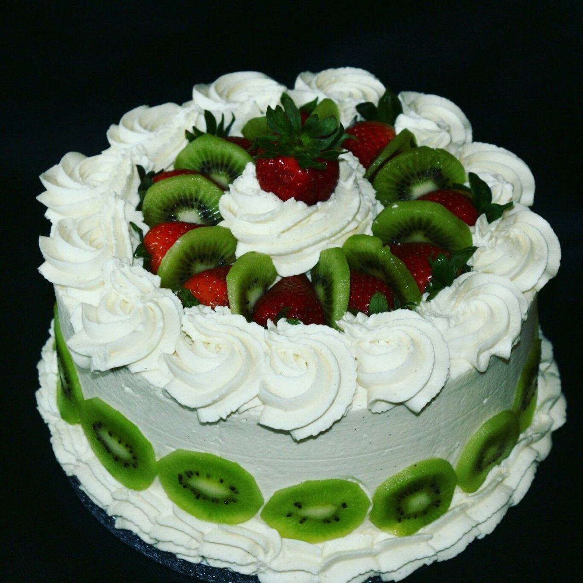 Украшение торта клубникой и киви