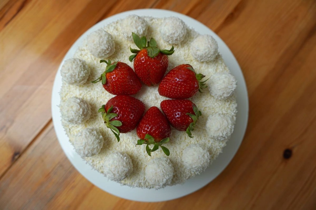 Украшение торта клубникой и киви