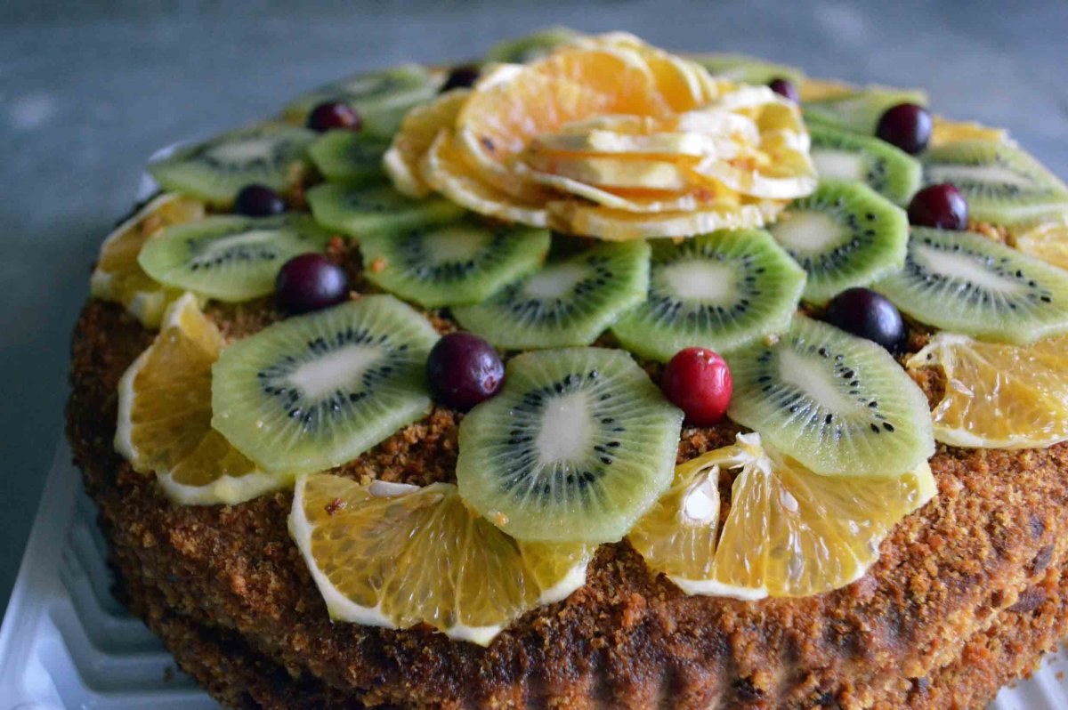 Украшение торта из киви и банана