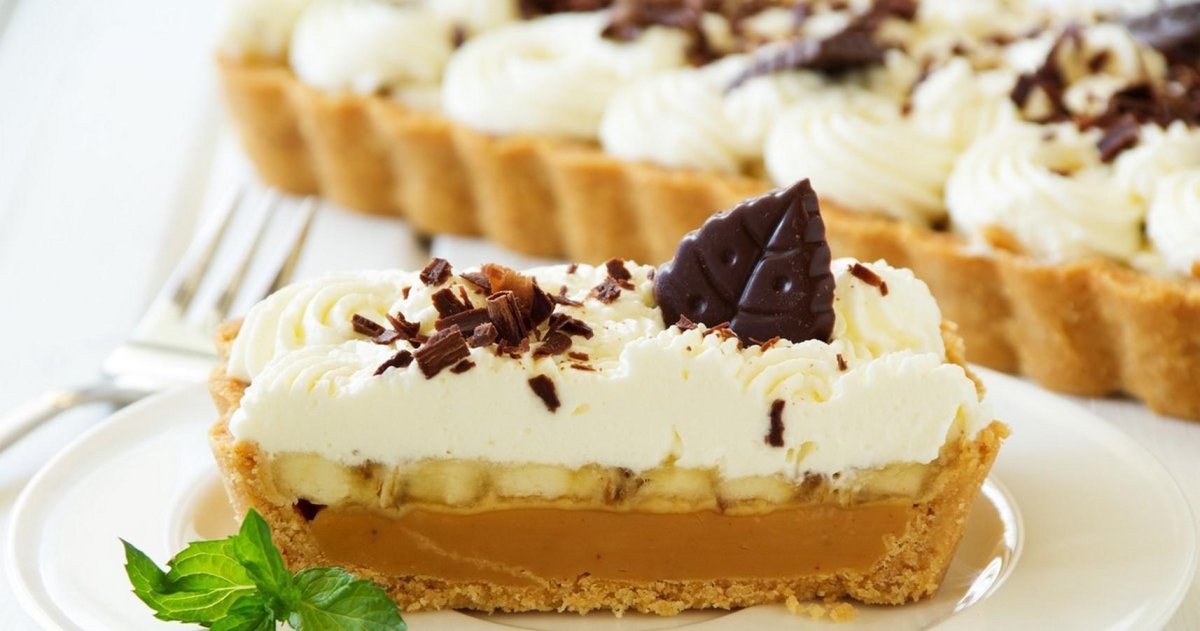 Украшение торта бананом