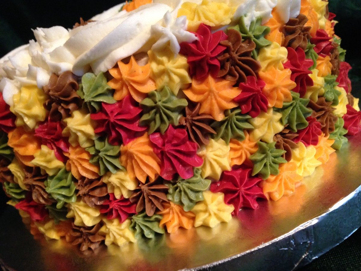 Осеннее украшение торта кремом