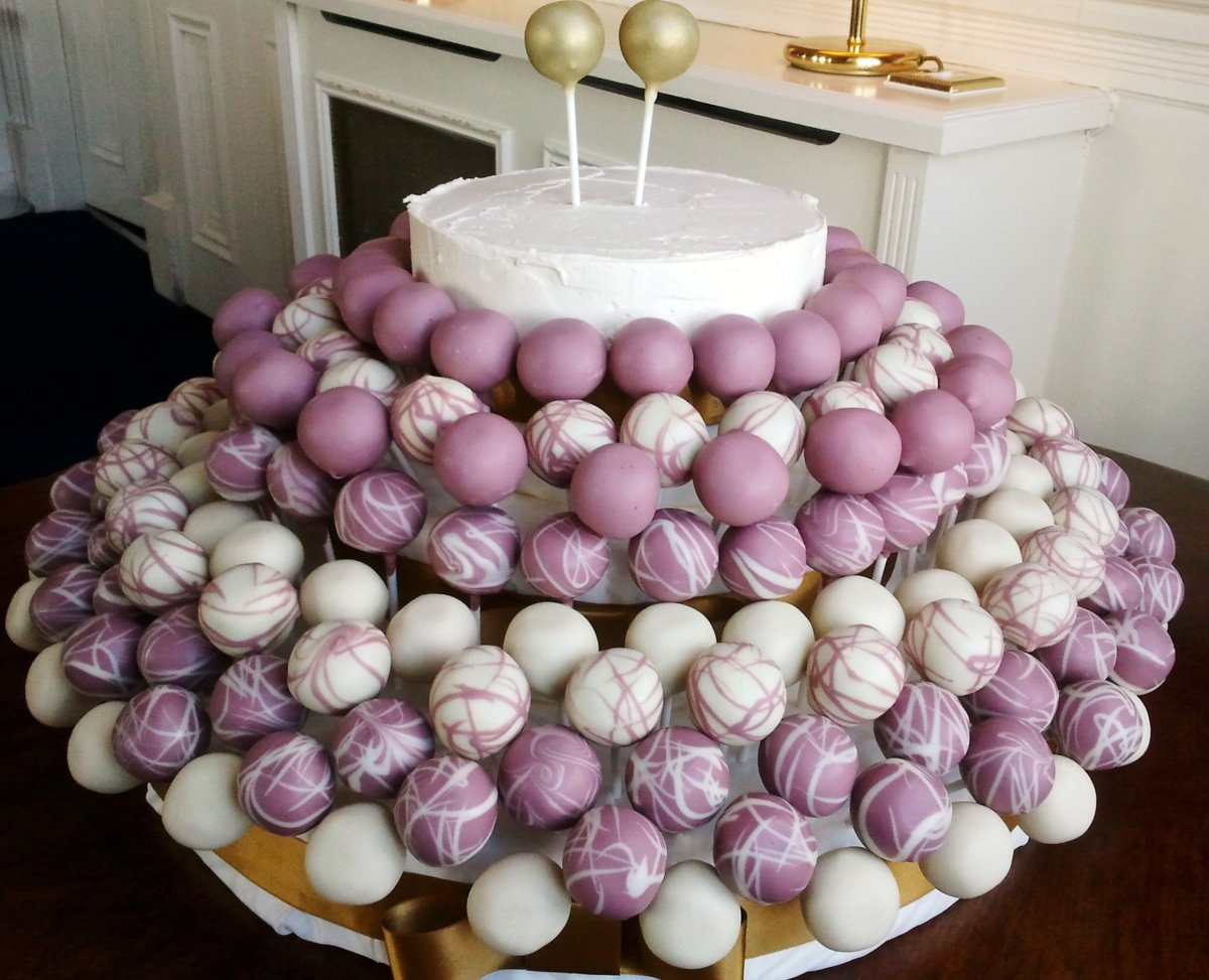 Декор торта в розовых тонах