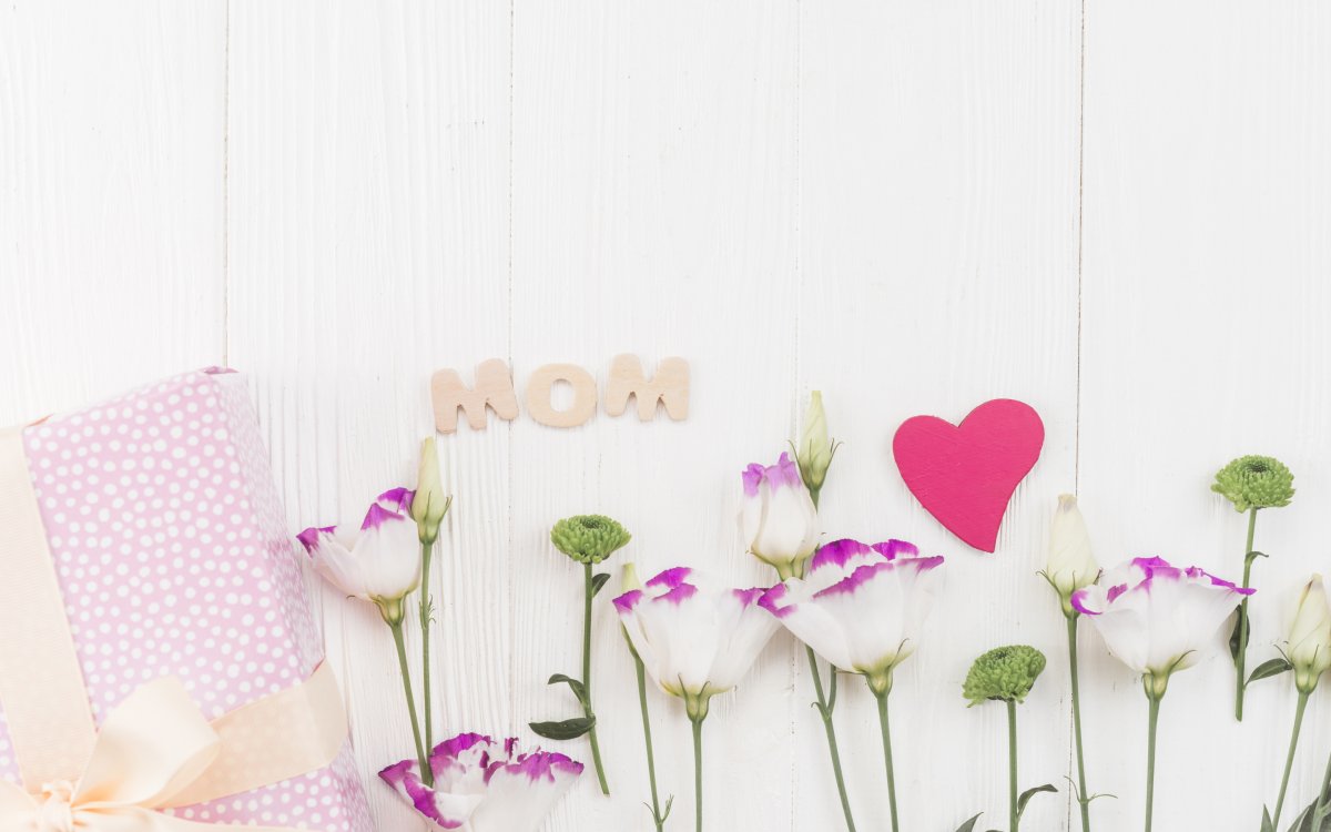 Фон для мамы с цветами и игрушками