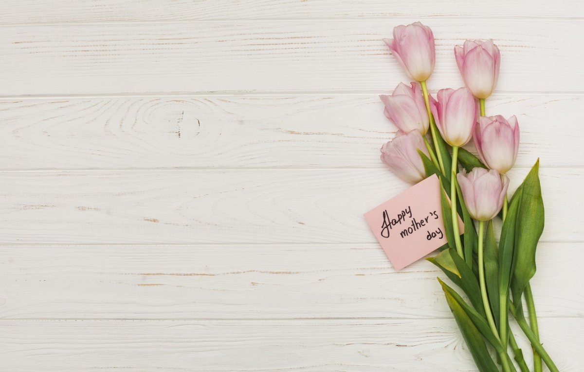 Тюльпаны букет на фоне стены