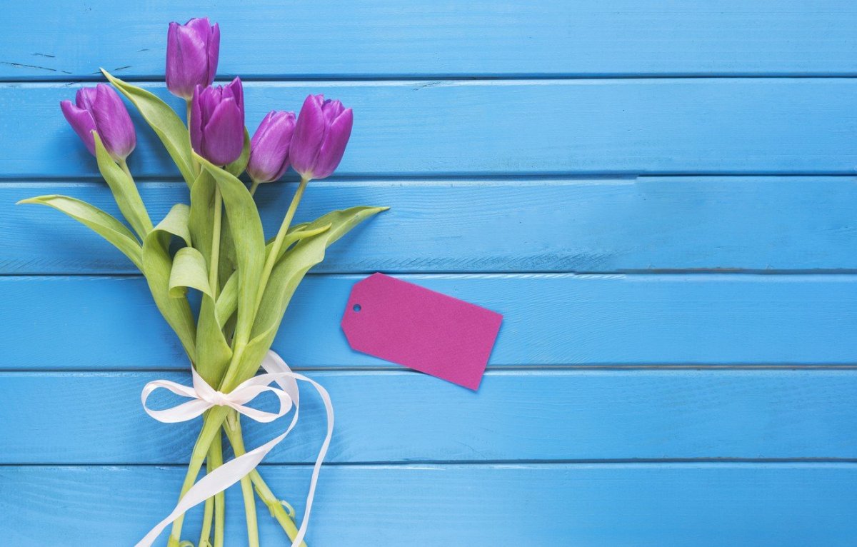 Цветы на деревянном фоне