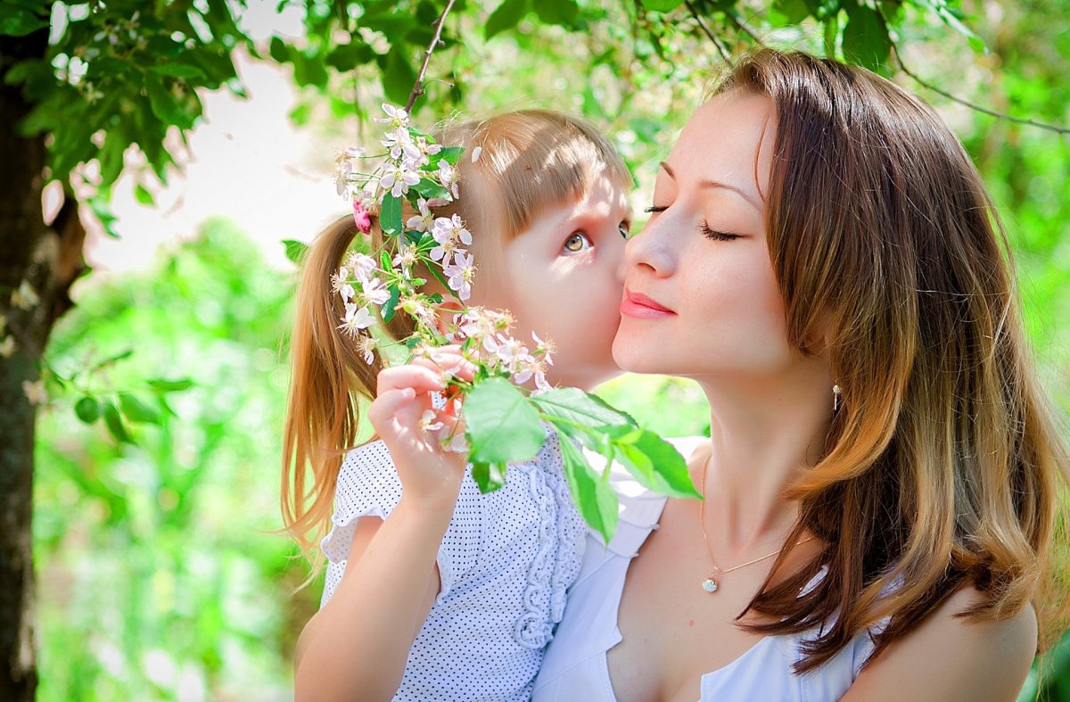 Мама и ребенок нежность