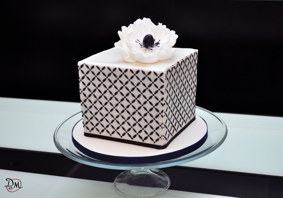 Украшение прямоугольного торта кремом