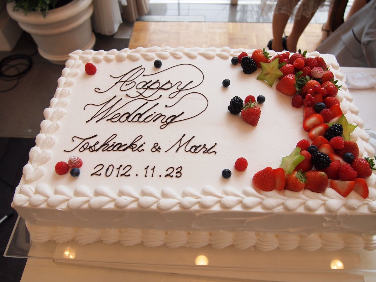 Квадратный торт с живыми цветами