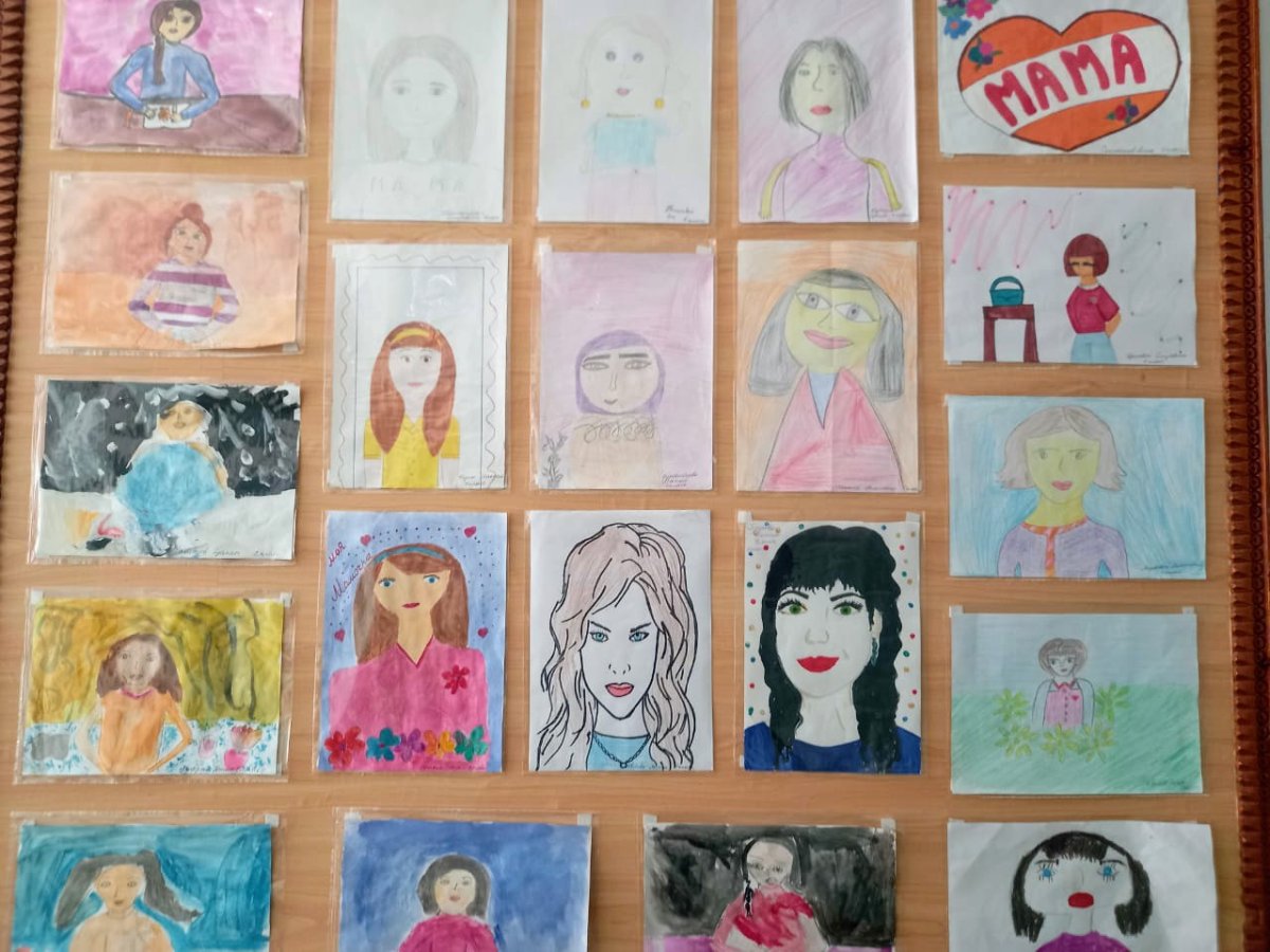 Выставка портретов мам в детском саду