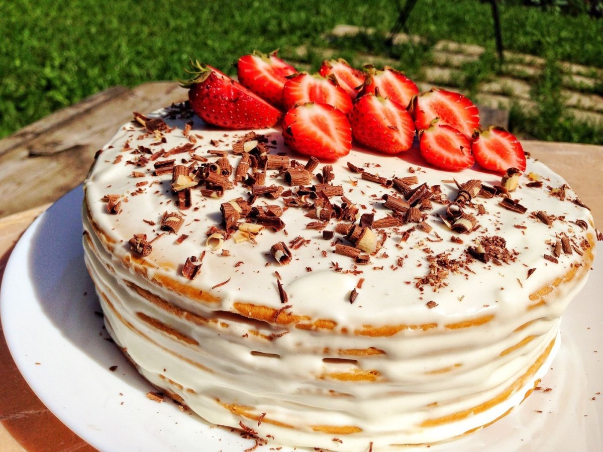 Бисквитный торт с клубничным конфи