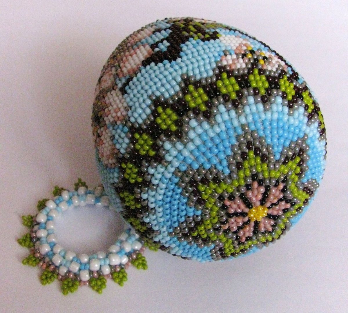 Бисер Мозаичное оплетение яйца бисером