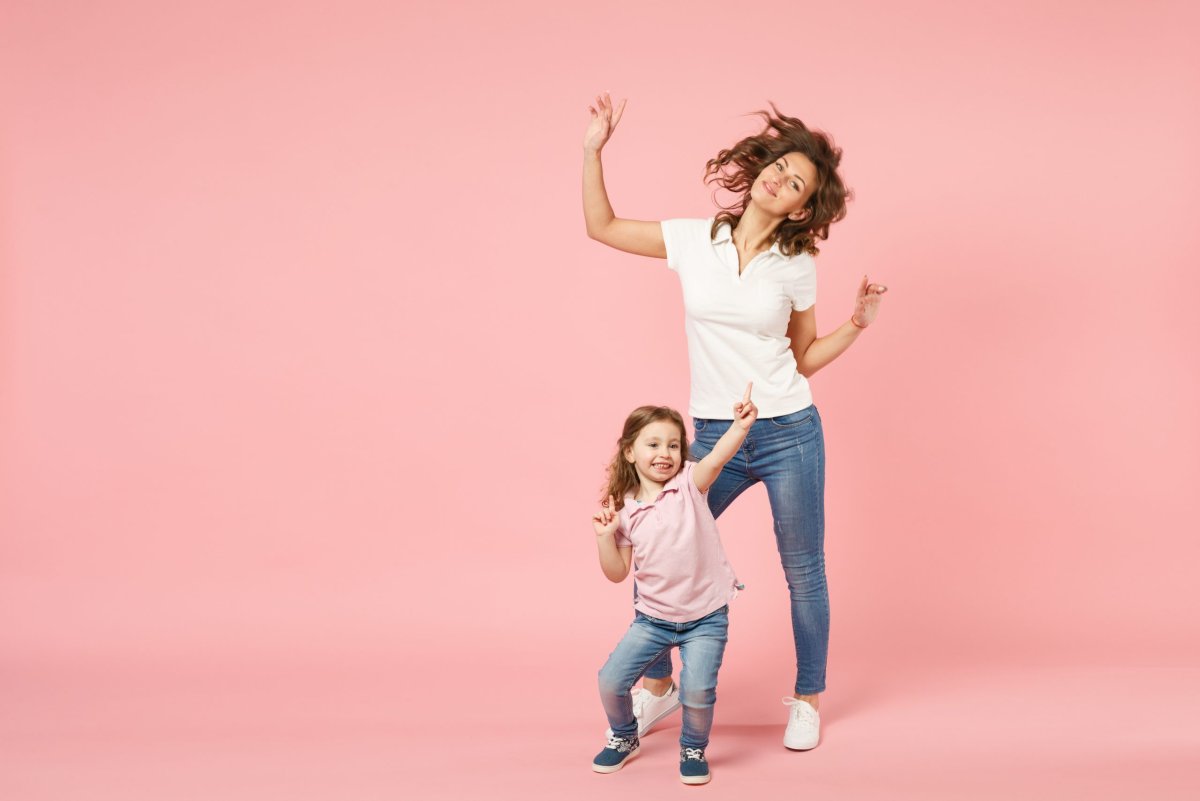 Мама танцует с ребенком