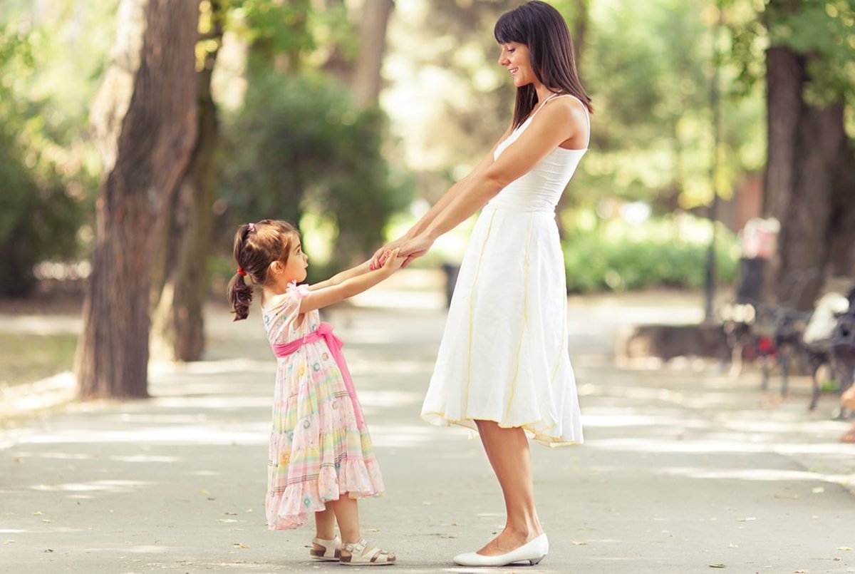 Мама с дочкой стоят