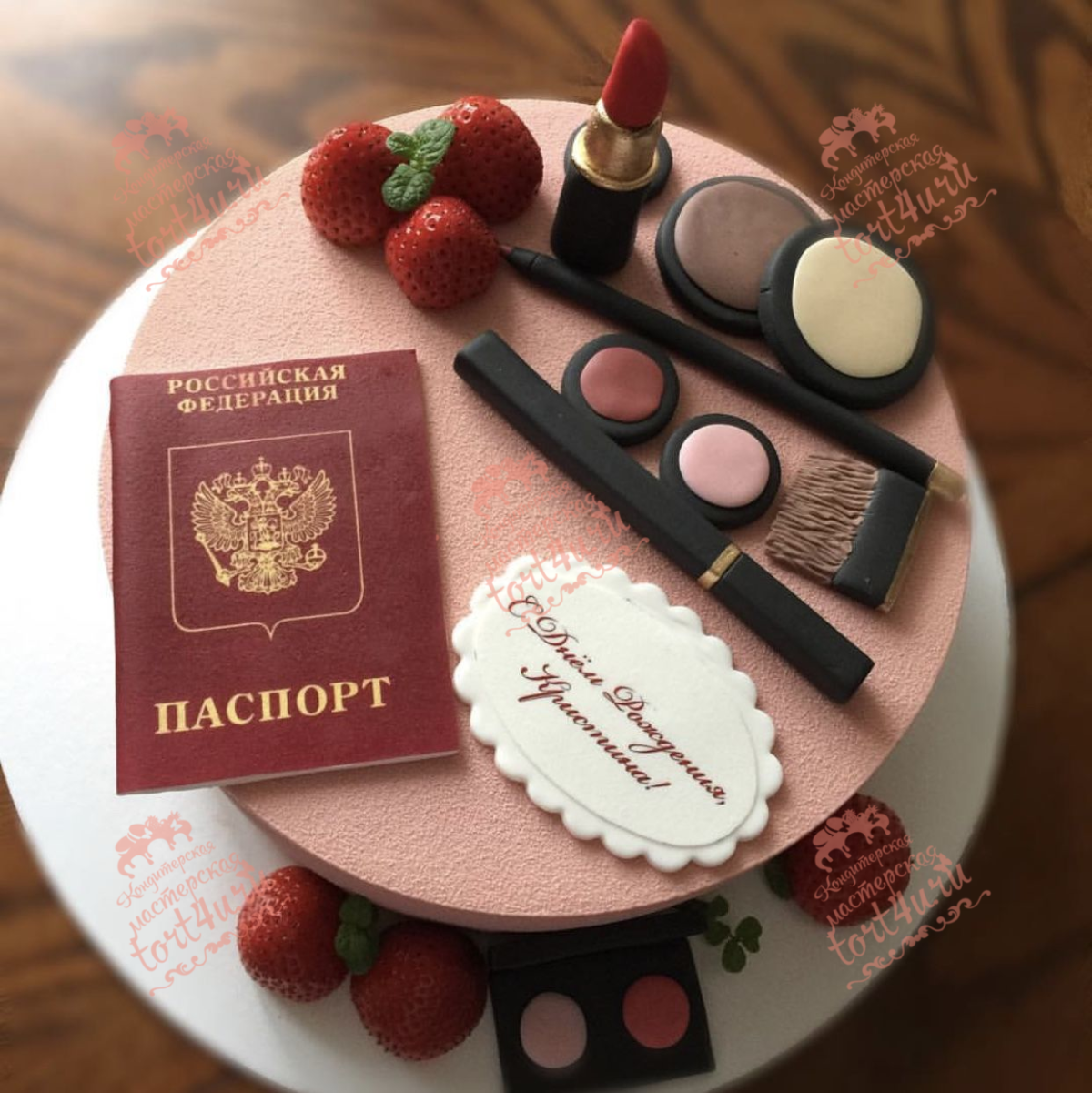 Российский паспорт на белом фоне