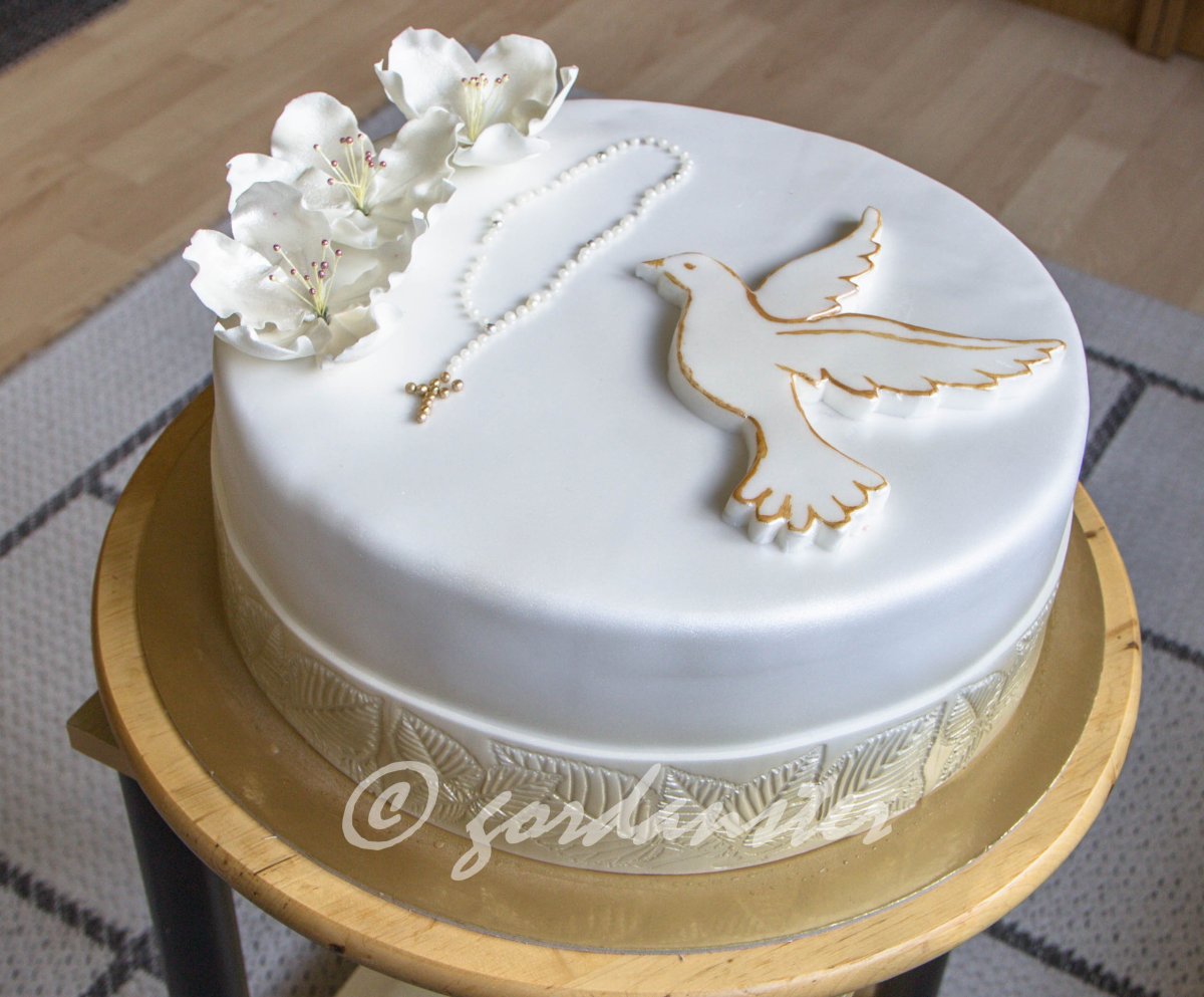 Белый торт на крестины