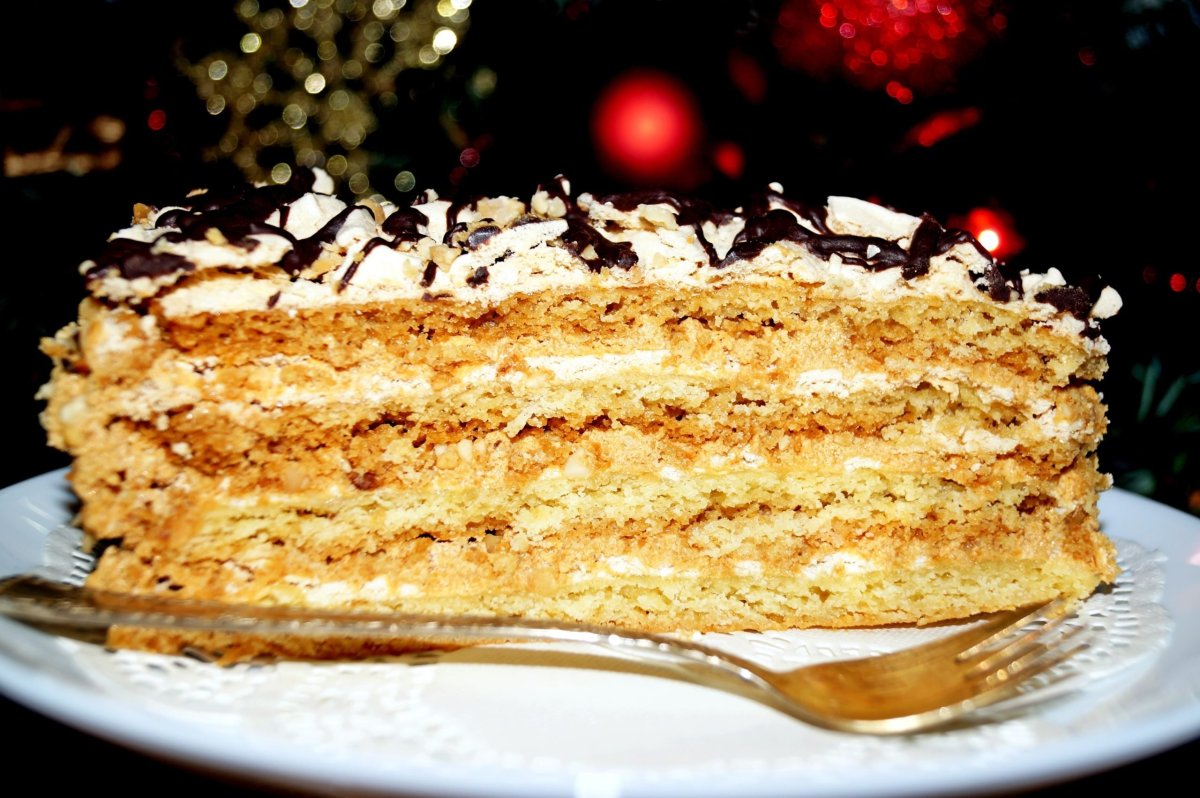 Медовик с малиновым конфи