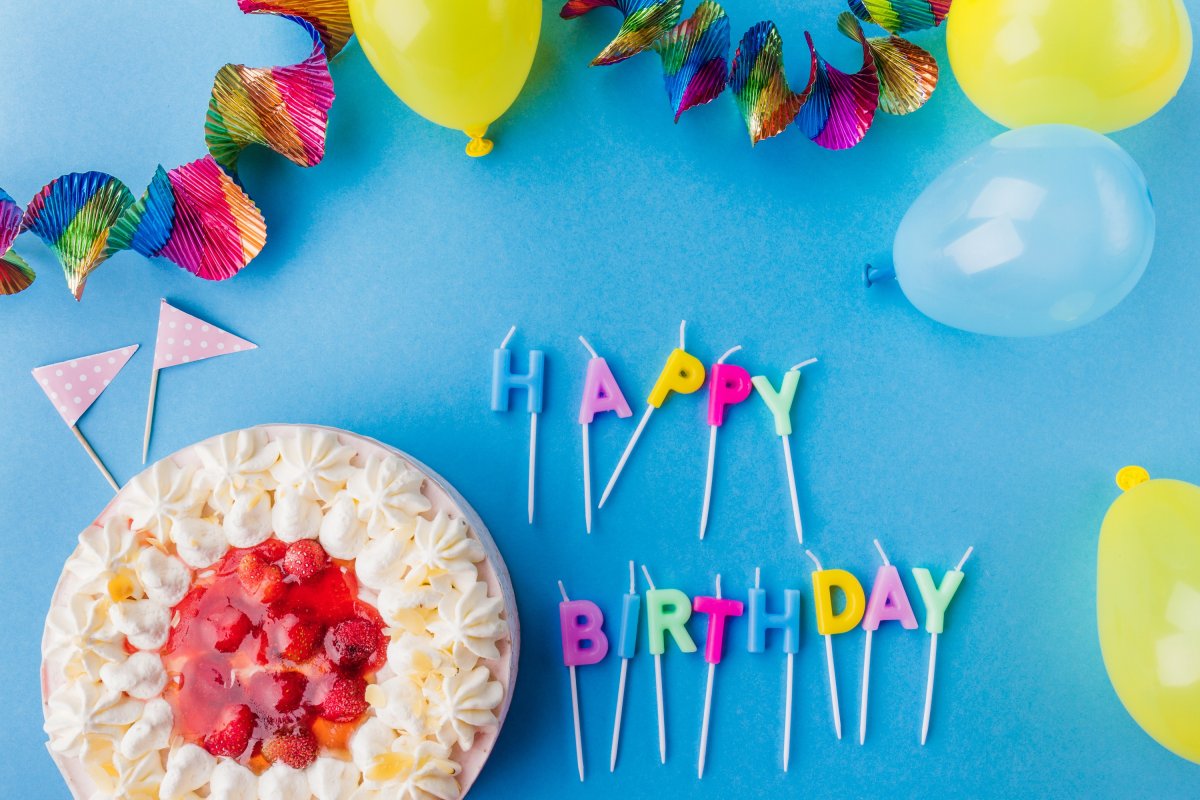 Праздничные флажки и шары