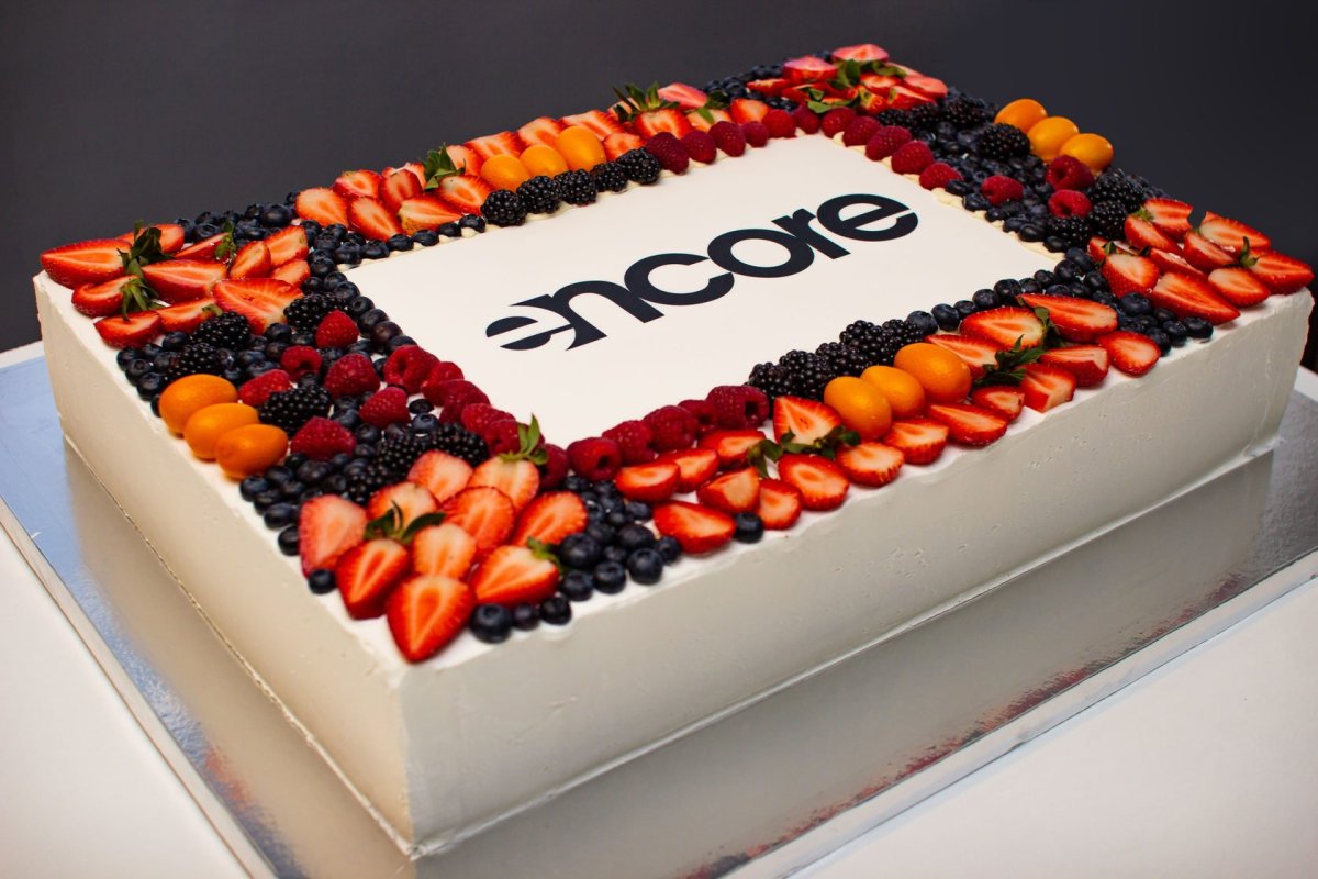 Квадратный торт с цветами