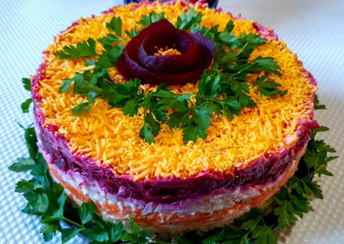 Подача салата сельдь под шубой