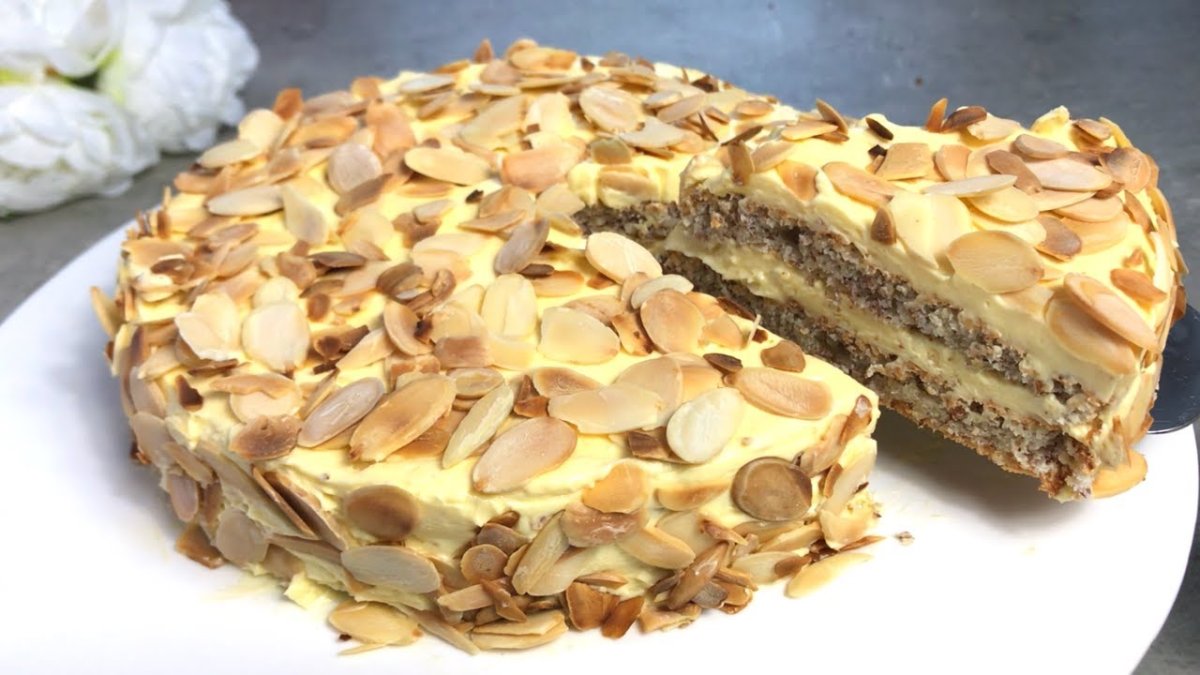 Украшение торта миндальными лепестками