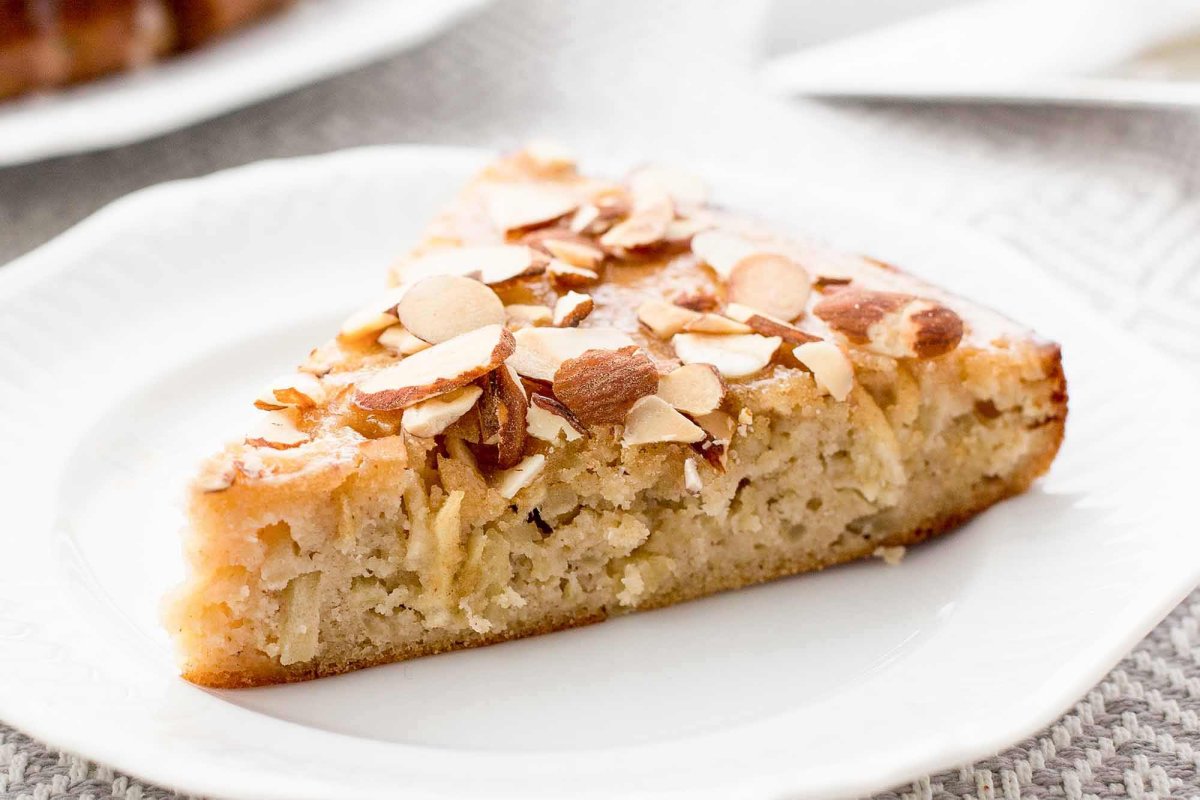 Украшение торта миндалем