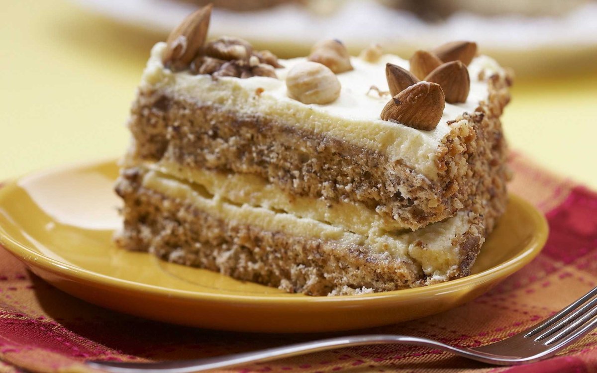 Украшение торта шоколадными сердечками