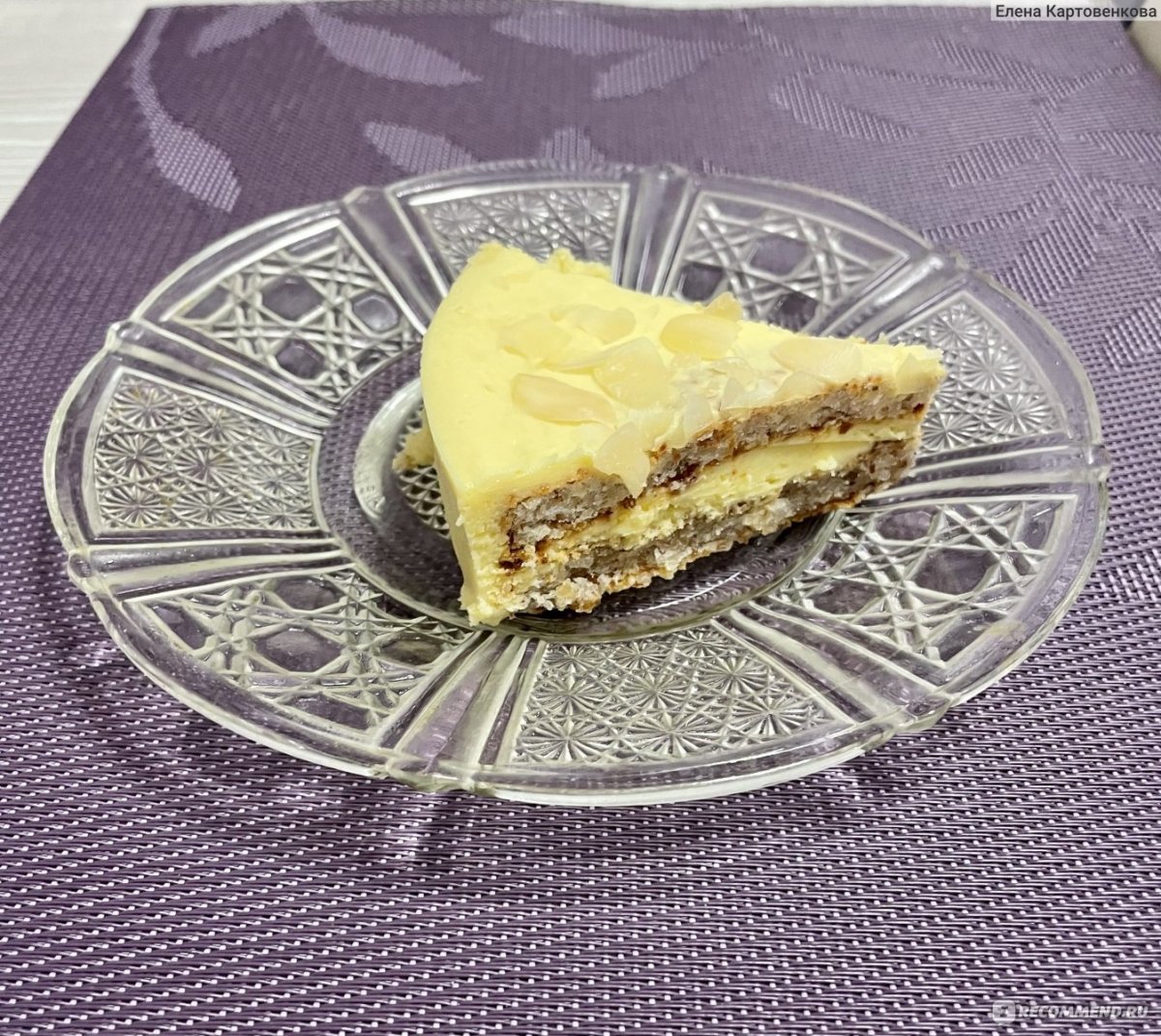 Украсить торт миндальными лепестками