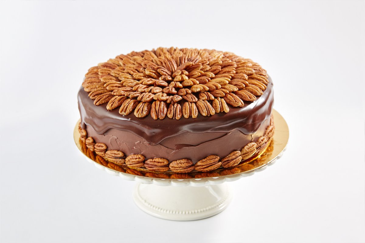 Украшение торта миндальными лепестками