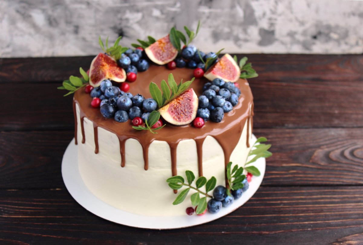 Украшение торта ягодами