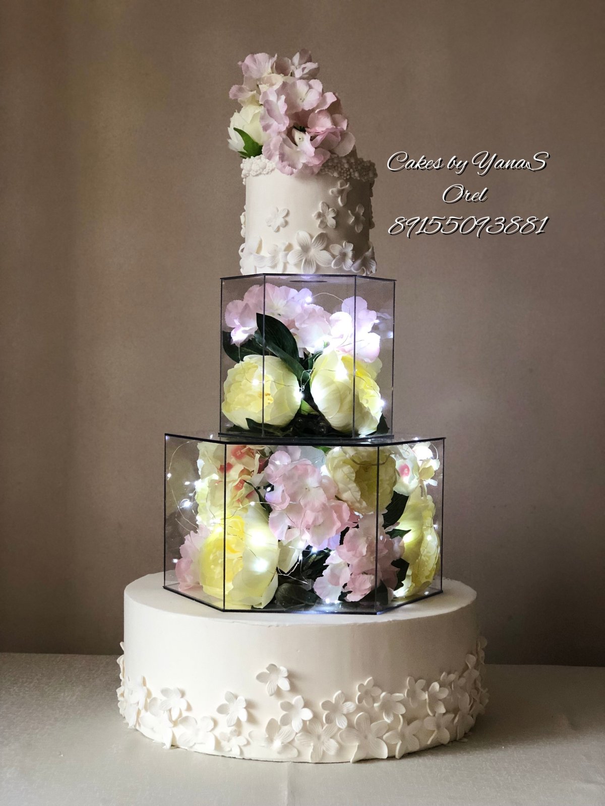 Свадебный ярусный торт с серебром