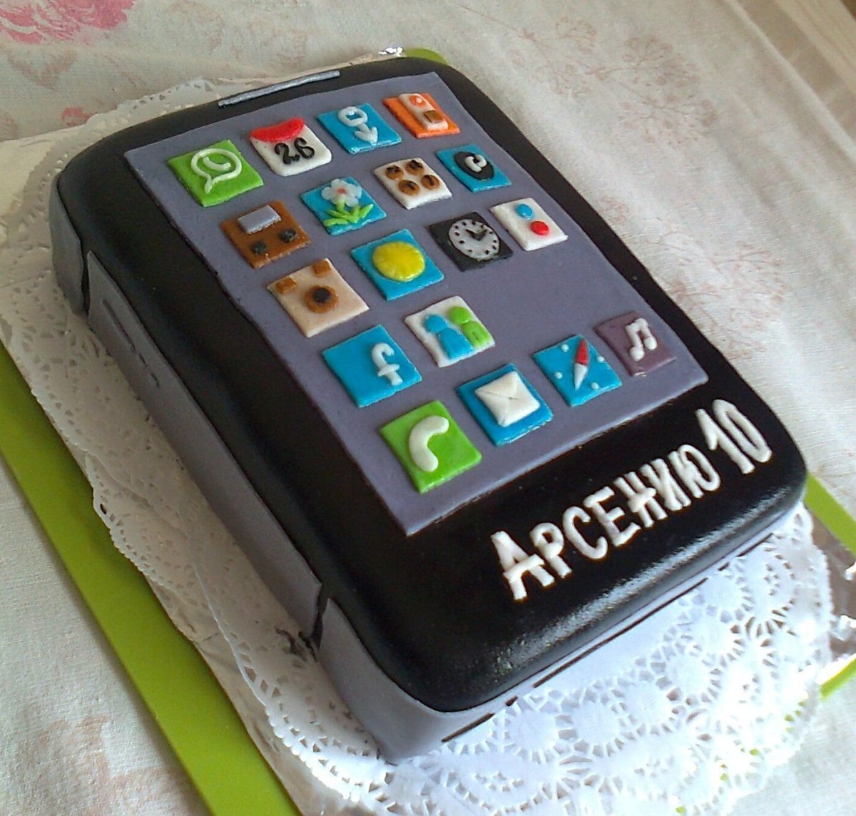 Торт в виде смартфона