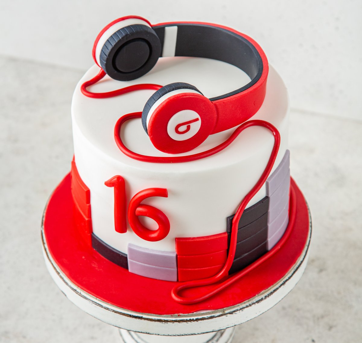 Торт с наушниками