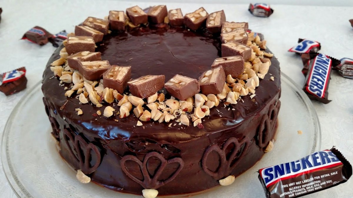 Шоколадный торт Сникерс
