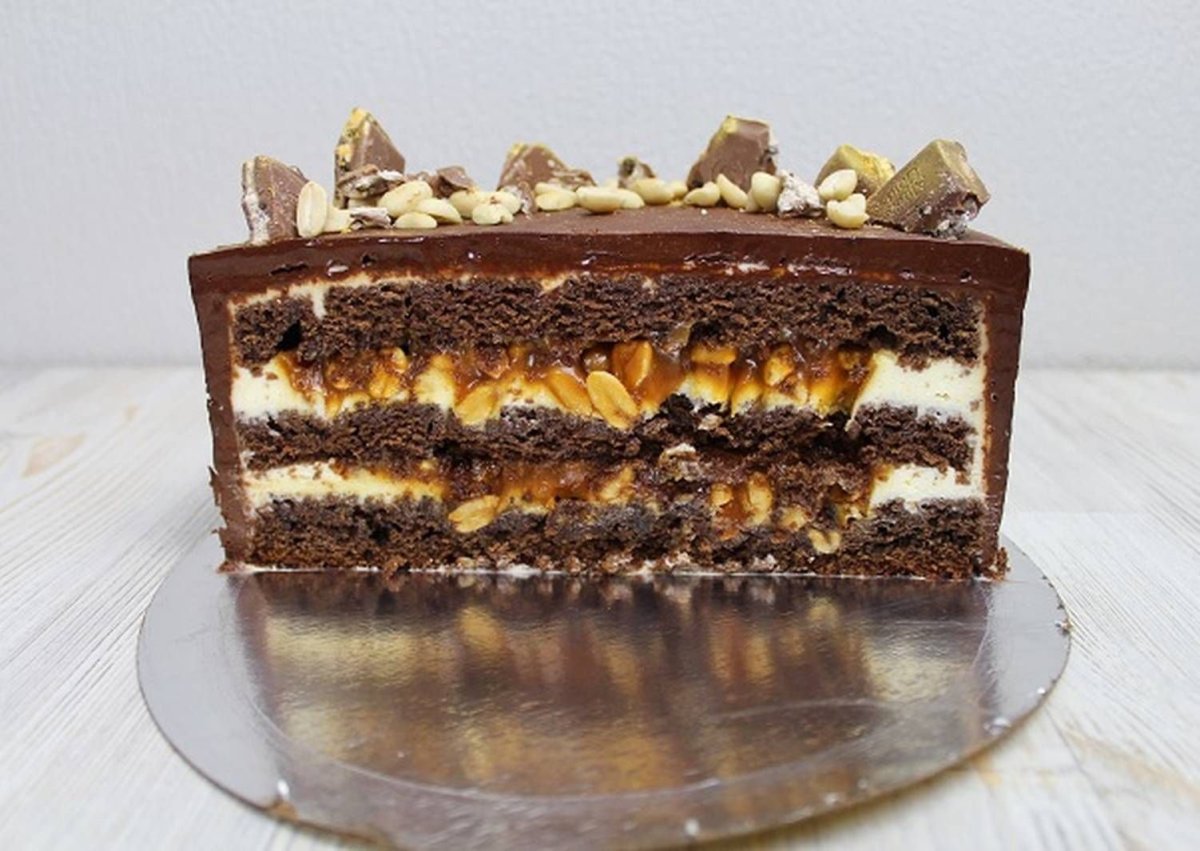 Торт Сникерс декор для мужчины