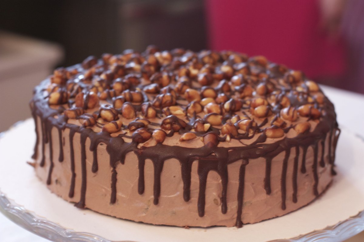 Украсить торт твиксом