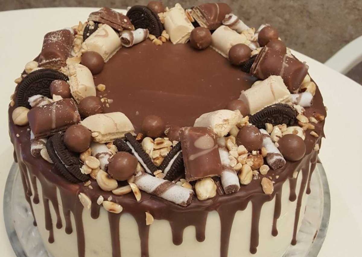 Украшение торта с шоколадными подтеками